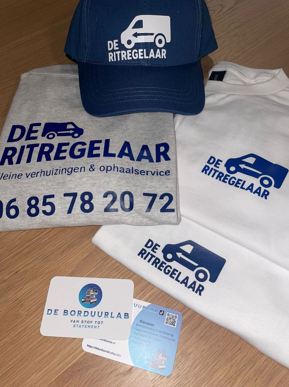 Kleding en cap met belettering